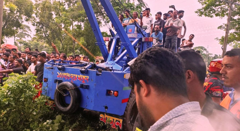 পড়ে একই পরিবারের ৭ জনের মৃত্যু