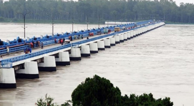 বিপৎসীমার  ওপরে তিস্তার পানি, নদীপারে বন্যা