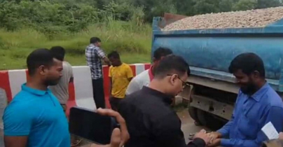 সিলেটে ৭০টি ট্রাক থেকে ৩৫ হাজার ঘনফুট পাথর উদ্ধার