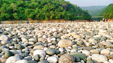 এবার জাফলংয়ে পাথর লুটের ঘটনায় মামলা