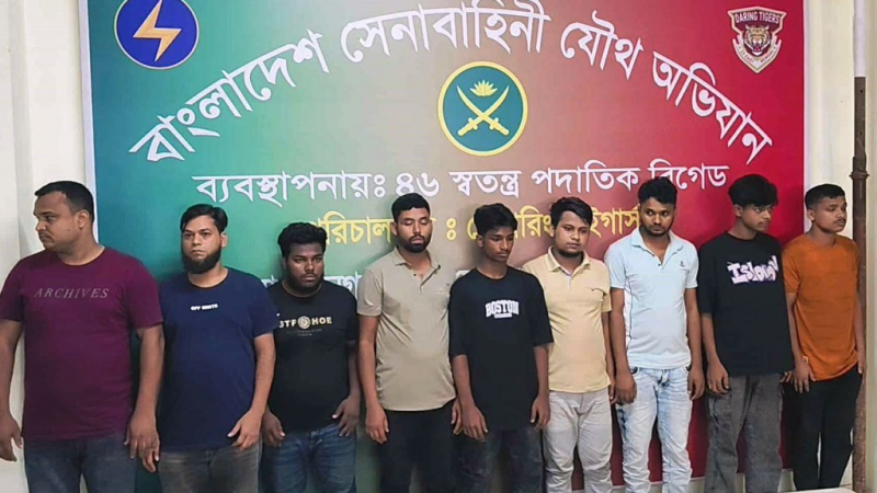 নিউ মার্কেট থেকে সহস্রাধিক ধারালো অস্ত্র উদ্ধার, আটক ৯