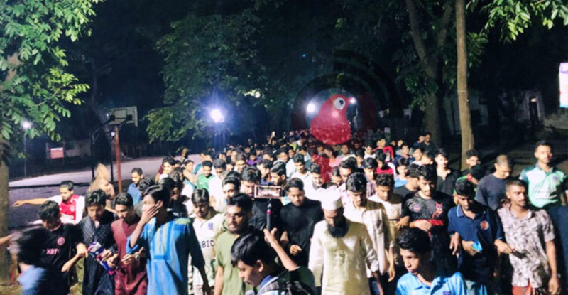 ঢাবির হলে ছাত্ররাজনীতি নিষিদ্ধের দাবিতে মধ্যরাতে মিছিল ঢাবির হলে ছাত্ররাজনীতি নিষিদ্ধের দাবিতে মধ্যরাতে মিছিল